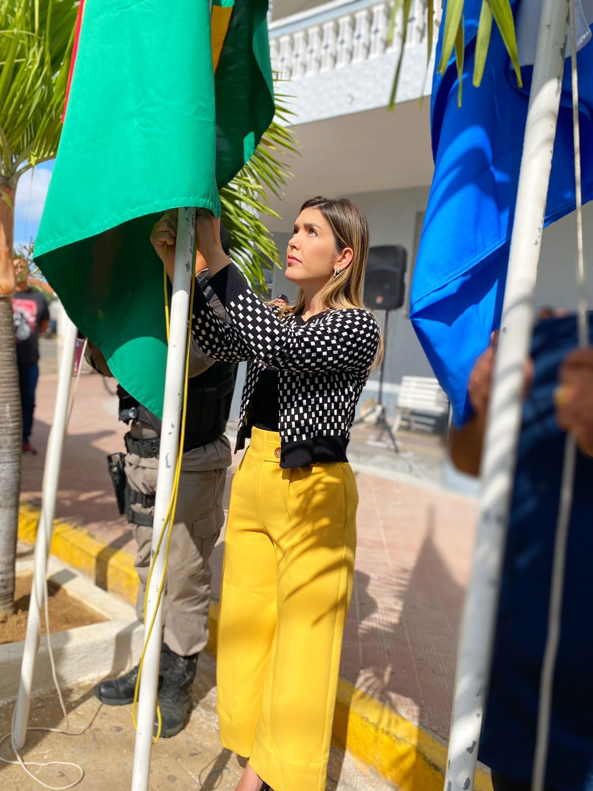 Hasteamento-2 Prefeita Anna Lorena abre oficialmente Semana da Pátria com hasteamento das bandeiras