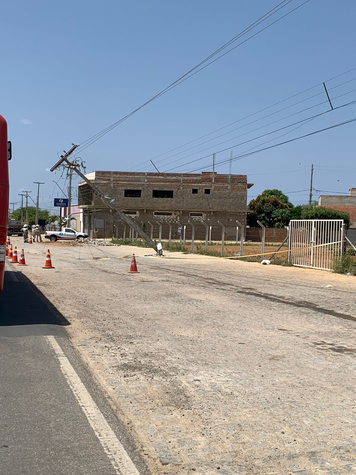 IMG-20230914-WA0273 Em Monteiro: Carreta atinge poste fiação elétrica na BR-412, e mototaxista que trafegava pela via é atingido por descarga elétrica