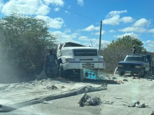 WhatsApp-Image-2023-09-10-at-06.30.20-533x400 Caminhão carregado de cimento tomba e motorista fica ferido, no Cariri