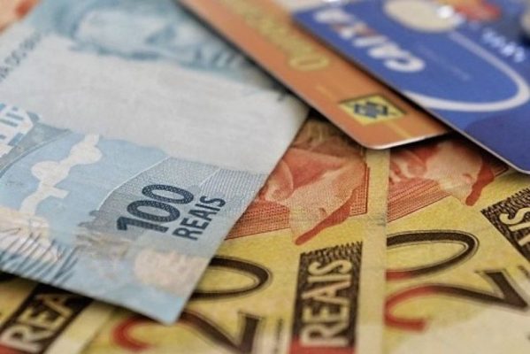 cartao_e_dinheiro-599x400 Governo Lula vai propor salário mínimo de R$ 1.421 em 2024, anuncia Simone Tebet