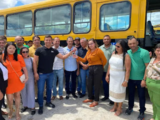 image Prefeito Márcio Leite Entrega Novo Ônibus Escolar em São João do Tigre no Dia da Independência
