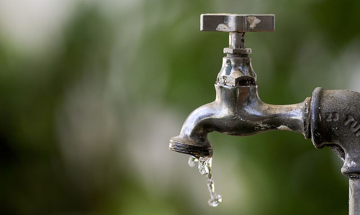 torneira_de_agua Consumidores são surpreendidos com alta na conta da água após dias sem abastecimento em Monteiro