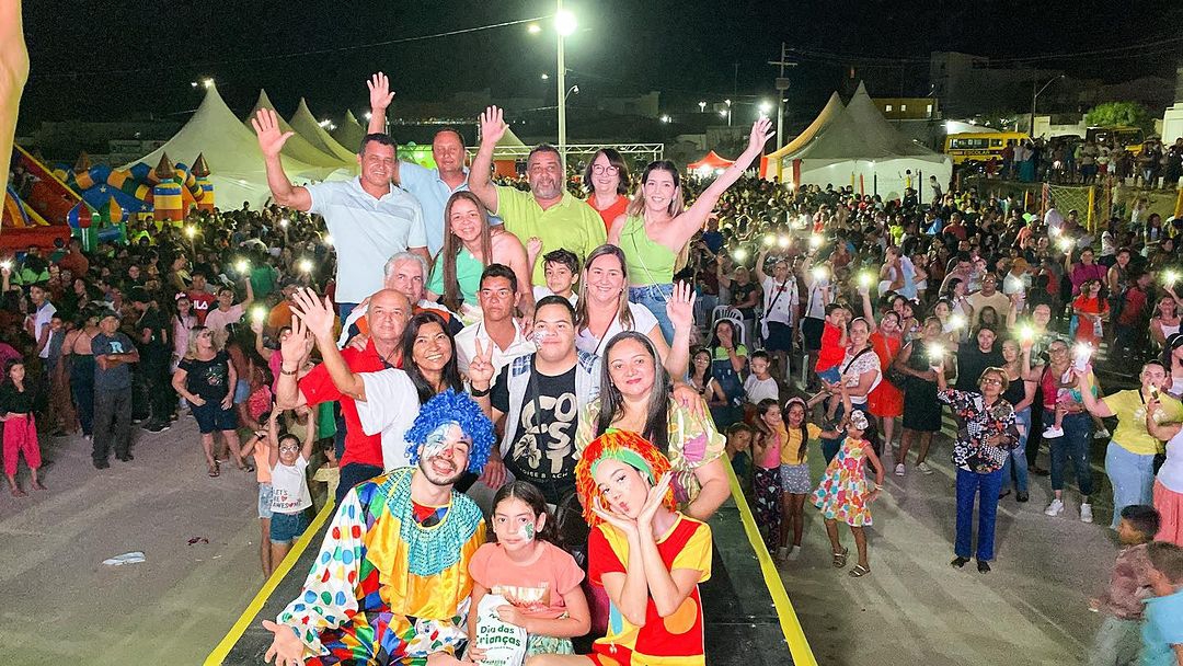 600319381 Vereador Dácio prestigia festa das crianças na cidade de Monteiro