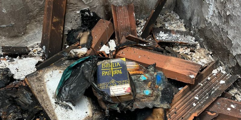 biblia-queimada Em Monteiro: Bíblia sobrevive a incêndio em residência