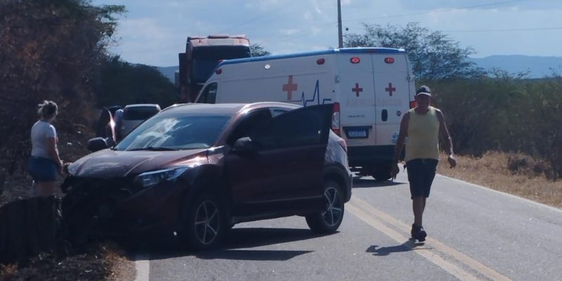 colisao-em-arvore Veículo perde o controle e colide em árvore próximo a restaurante entre Monteiro e Sertânia