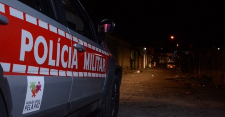 viatura-1 Policiais reagem a assalto e matam suspeito na orla de João Pessoa; mulher também morre vítima de bala perdida