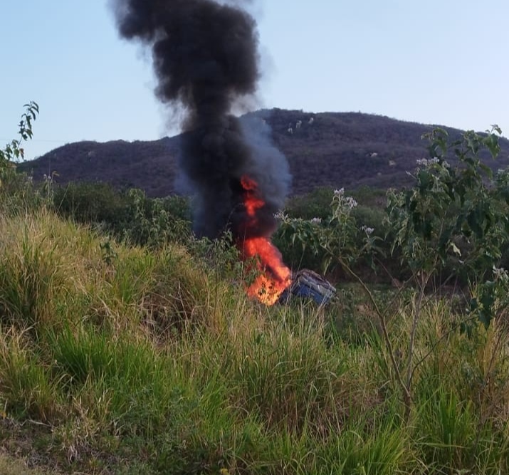 IMG_20231120_133138 Caminhão carregado com carne tomba e pega fogo na Serra do Teixeira