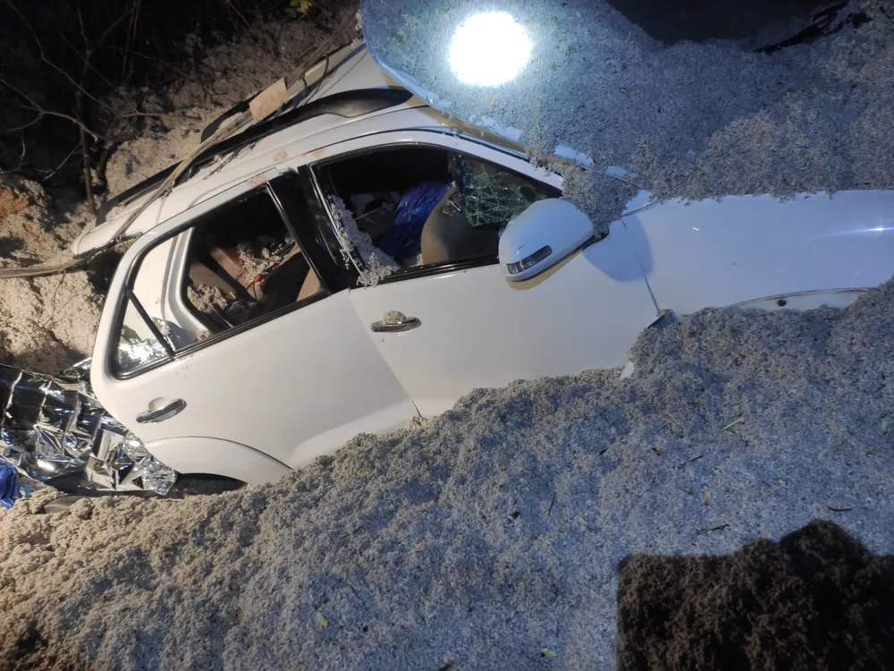 carro-das-vitimas-acidente-texeira Carreta carregada de algodão tomba por cima de carro e mata uma pessoa na Paraíba