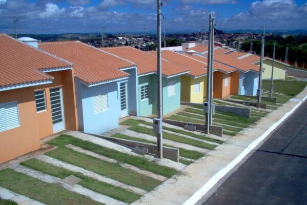 governo-anuncia-prestacao-mais-baixa-no-minha-casa-minha-vida-599x400 Governo da Paraíba vai construir mais de 2 mil novas moradias em sete municípios