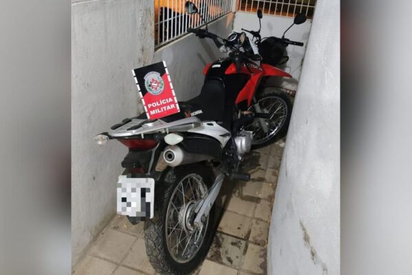 motocicleta1grau-599x400 Dupla é presa após 'dar grau', tentar fugir e colidir em outra moto, no Sertão paraibano