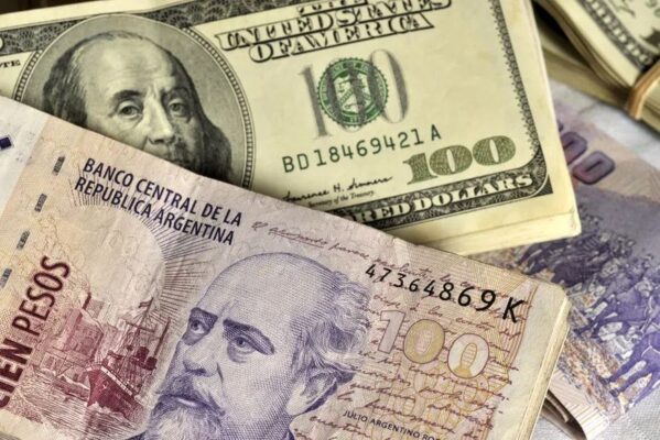 peso_argentino_e_dolar-599x400 Bolsa argentina dispara 20% após eleição de Milei; dólar fica mais caro