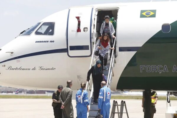 repatriacao_brasileiros_israel_foto_paulo_pinto_agencia_brasil-599x400 Brasil envia para Israel e Egito lista com 86 nomes de pessoas para saída de Gaza