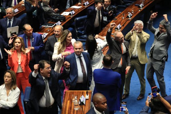 senadores_plenario_foto_lula_marques_agencia_brasil-599x400 Senado aprova texto-base da reforma tributária em primeiro turno