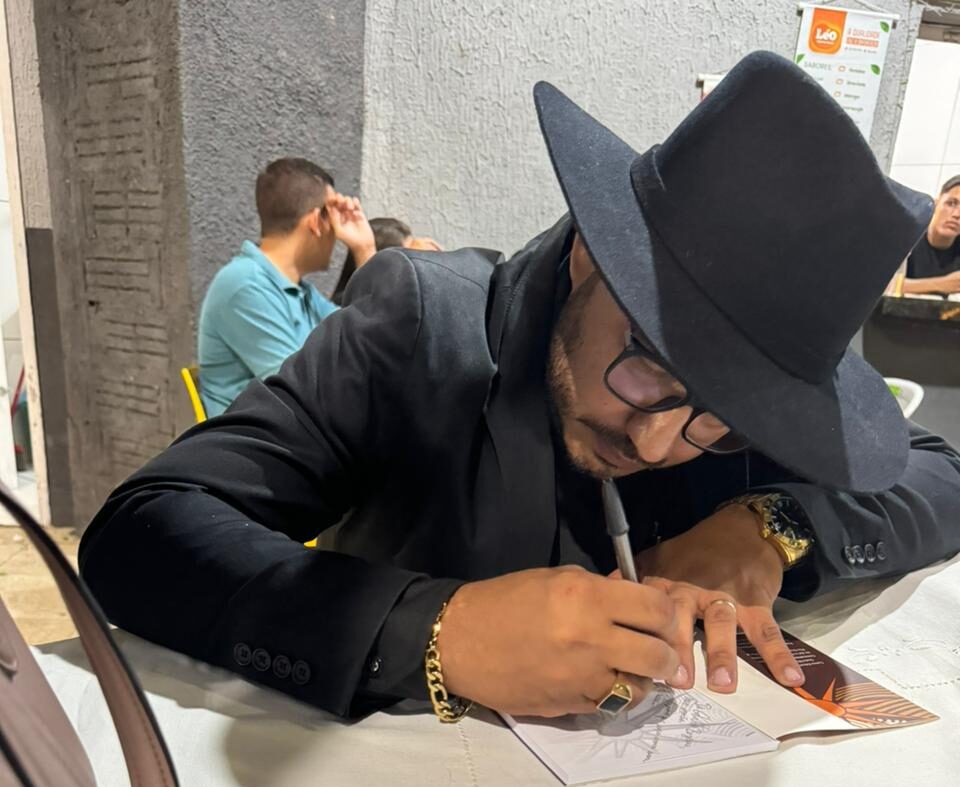 IMG-20231229-WA0311-e1703882304983 Poeta e Advogado Dudu Morais lança livro "DEBAIXO DO MEU CHAPÉU" em Monteiro
