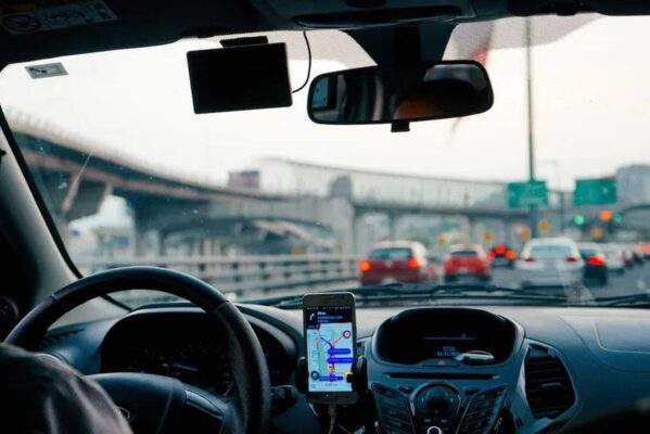 aplicativo-uber-599x400 STF decide que não há vínculo de emprego entre empresa e motorista de aplicativo