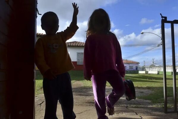 criancafotodramaticamarcellocasaljragenciabrasil-599x400 Promulgada lei que institui rede de proteção para crianças órfãs do feminicídio na Paraíba