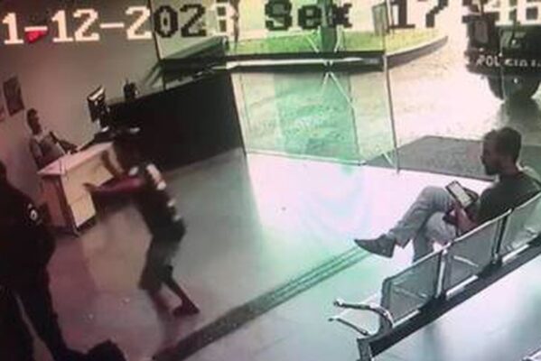 homem-tentou-esfaquear-pm-dentro-de-delegacia-599x400 Homem tenta esfaquear policial militar dentro de delegacia