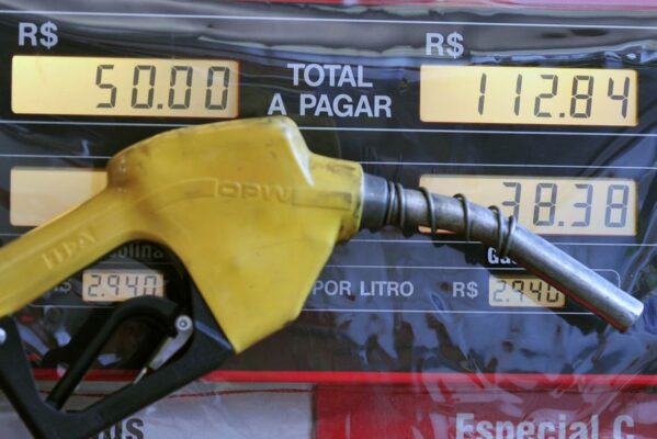 nordeste-e-regiao-que-mais-gasta-com-gasolina-b-1-599x400 Famílias do nordeste usam 11% da renda para encher o tanque