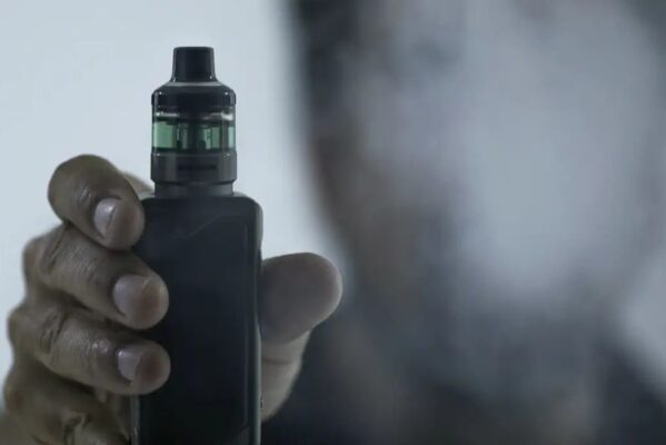 vape_cigarro_eletronico_foto_joedson_alves_agencia_brasil-599x400 OMS pede mais controle sobre cigarros eletrônicos
