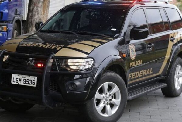 viaturapf2-599x400 Polícia Federal deflagra operação contra pai e mãe acusados de planejar estupro da própria filha de um ano de idade, na Paraíba