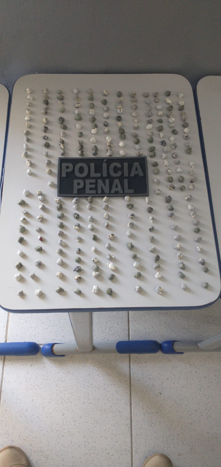 IMG-20240108-WA0135 Bandidos arremessam pedra de gelo com drogas na cadeia pública de Monteiro