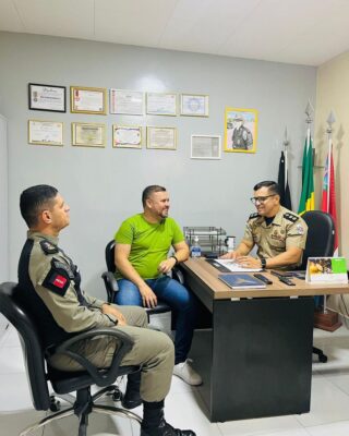 WhatsApp-Image-2024-01-05-at-10.16.25-320x400 Comandante do 11º batalhão realiza reunião estratégica com prefeito de Camalaú para tratar de segurança pública