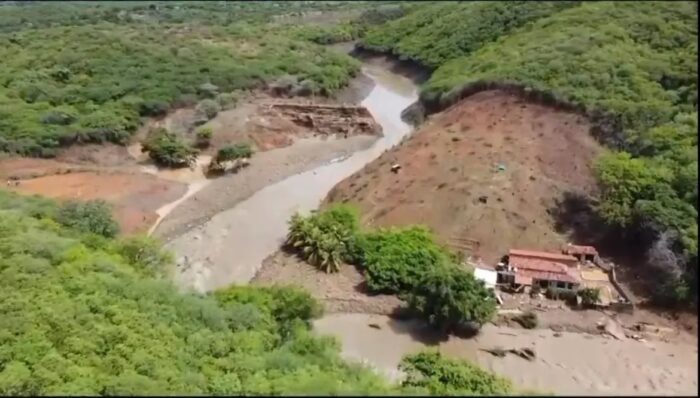 WhatsApp-Image-2024-01-12-at-07.15.04-700x398 Rompimento de barragem deixa cidade da Paraíba inundada