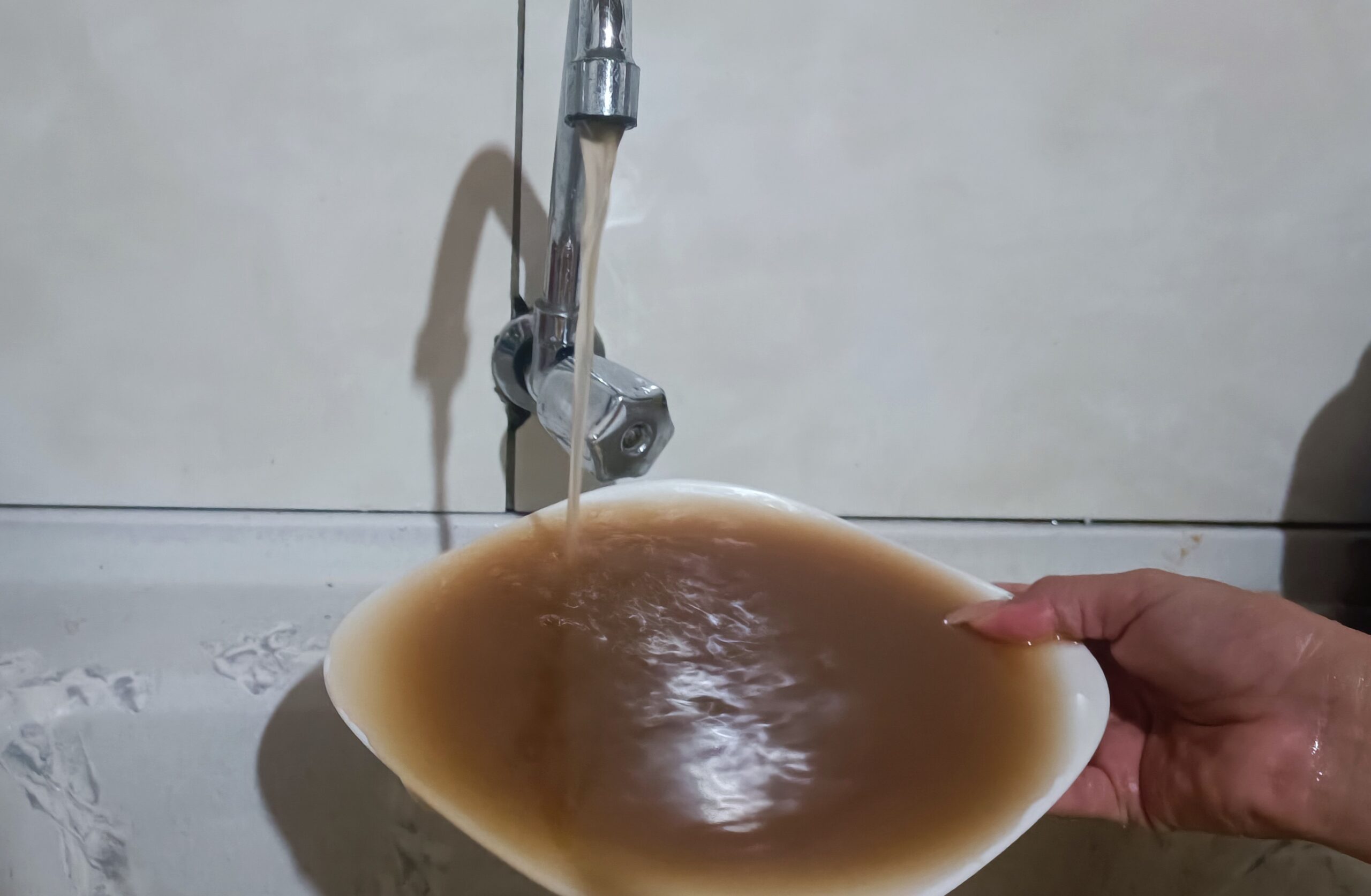 agua-cor-barro-scaled Cagepa: Moradores de Monteiro denunciam a qualidade da água nas torneiras