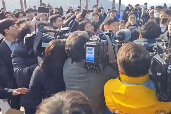 lideresfaqueadocoreiadosul1-599x400 VÍDEO: líder da oposição da Coreia do Sul é esfaqueado durante atividade de campanha