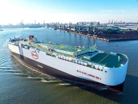 navio-533x400 BYD recebe primeiro navio próprio para exportar carros elétricos; embarcação tem capacidade para 7 mil veículos