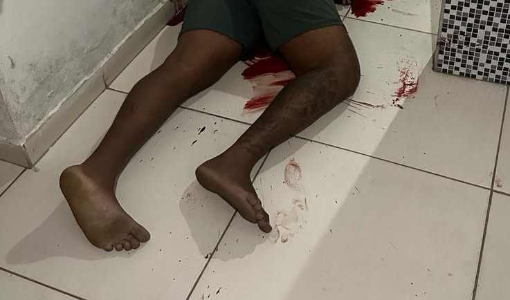 22cec65b16252611570b6e3e9e6fae46 Grupo invade casa e mata jovem de 24 anos na frente da mulher e dos filhos, na Paraíba