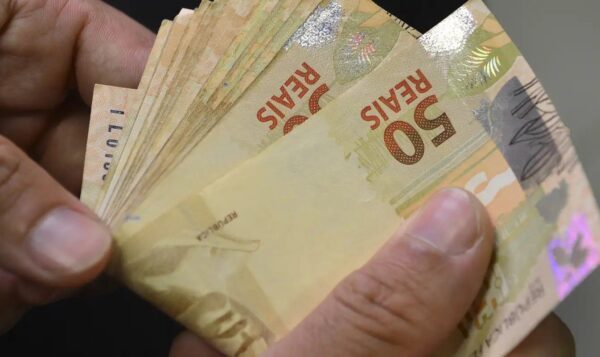 PIS-PASEP-Dinheiro-Pagamento Governo Federal aumenta limite de isenção do Imposto de Renda em 2 salários mínimos