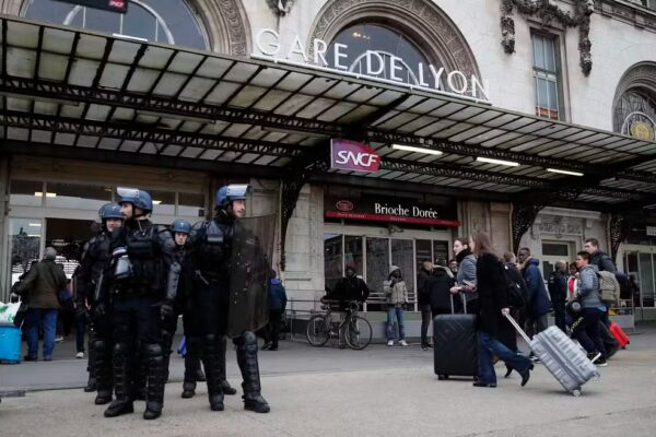 WhatsApp-Image-2024-02-03-at-07.46.08-600x400 Ataque com faca deixa 3 feridos em uma das principais estações de trem de Paris