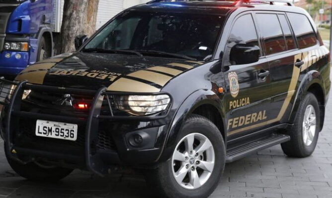 viaturapf2-1-668x400 PF deflagra operação contra tráfico de drogas e lavagem de dinheiro na Paraíba e prende suspeito; dois seguem foragidos