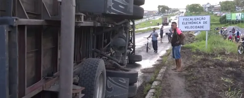 WhatsApp-Image-2024-03-12-at-06.30.08 Caminhão tomba na BR-101 e provoca congestionamento na PB