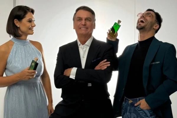 WhatsApp-Image-2024-03-16-at-09.54.22 Bolsonaro prepara lançamento de perfume e faz fotos com Michele em Brasília