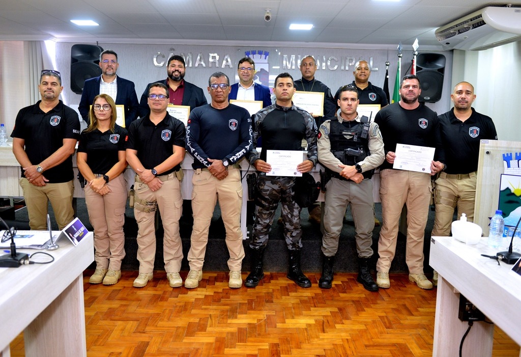 ZA4 Propositura de Farias: Secretários e Policiais Penais recebem Moção de Aplausos da Câmara de Monteiro