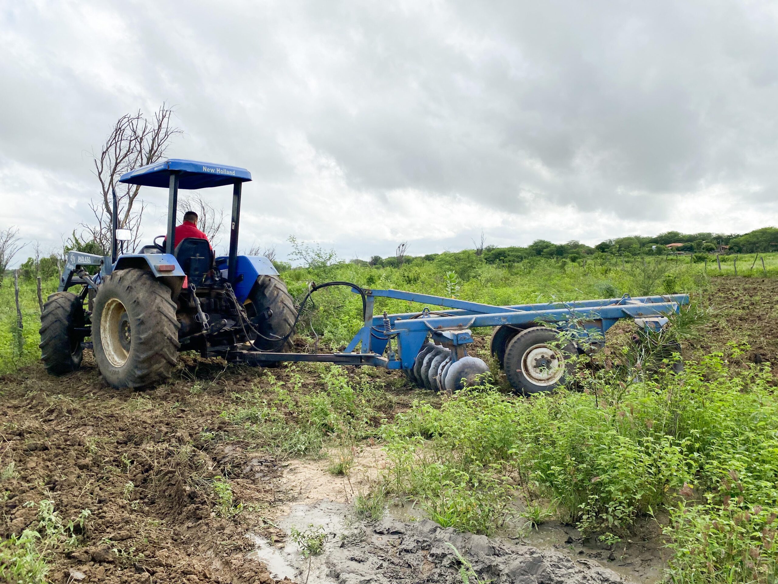 aracao-de-terra-4-scaled Prefeita Lorena acompanha pessoalmente ações de aração de terra em toda a zona rural de Monteiro