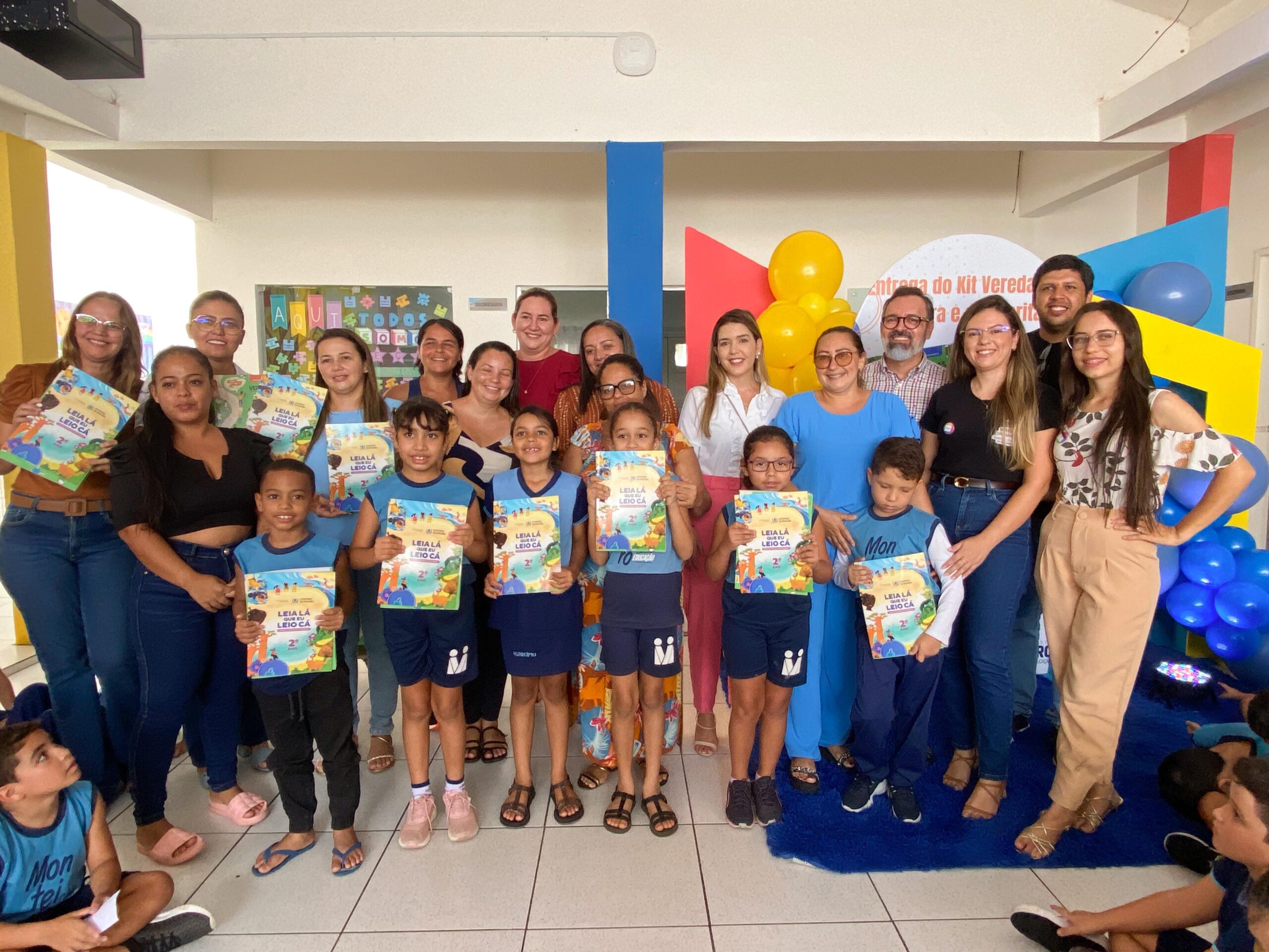 Entrega-de-Livros-1-e-2-anos-4-scaled Estudantes monteirense recebem livros da coleção “Veredas da Leitura e da Escrita”