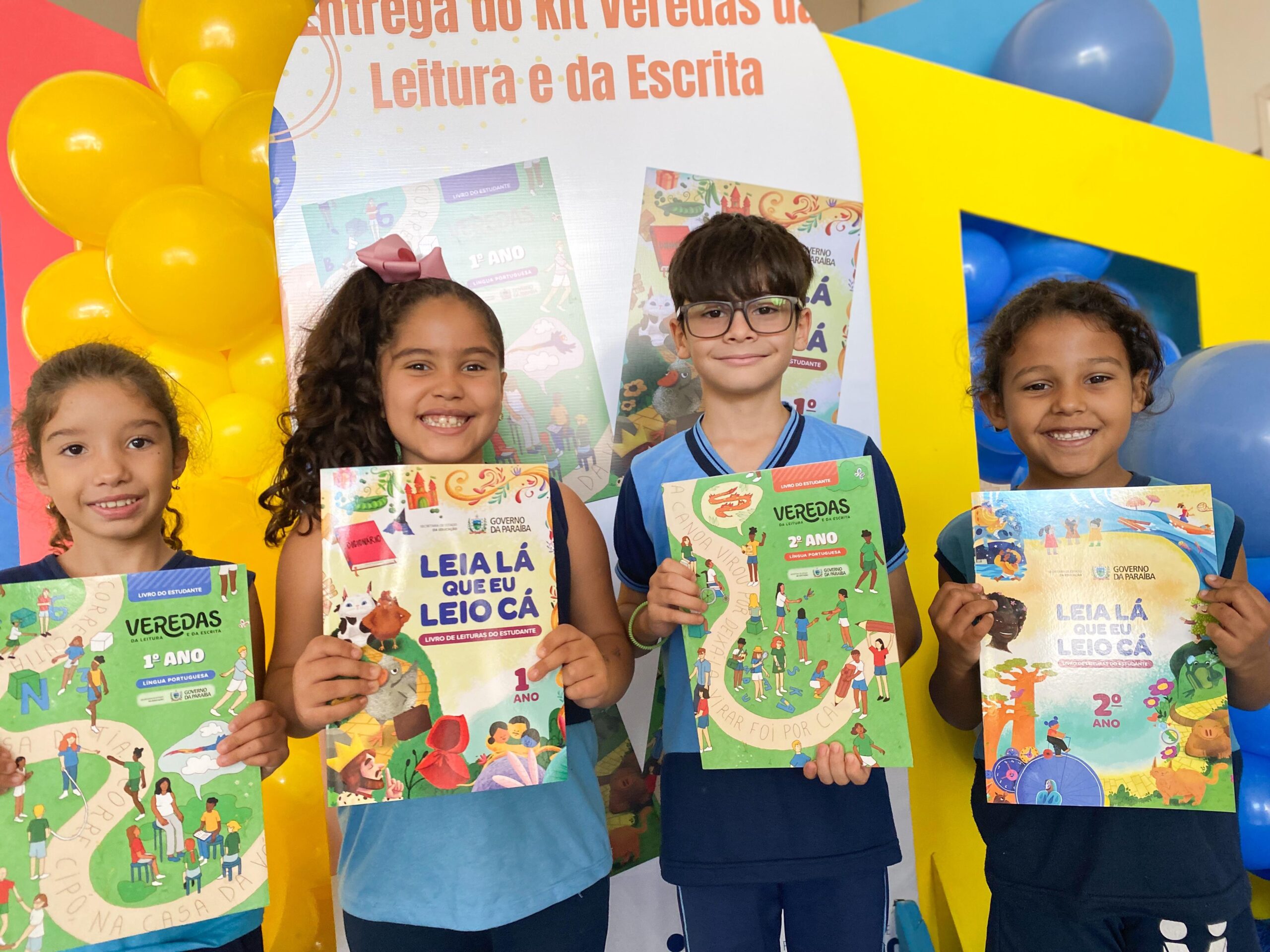 Entrega-de-Livros-1-e-2-anos-5-scaled Estudantes monteirense recebem livros da coleção “Veredas da Leitura e da Escrita”