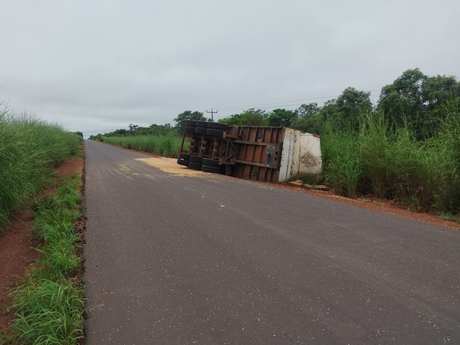 IMG-20240411-WA0192 Motorista de Monteiro sofre acidente com carreta de soja no Piauí