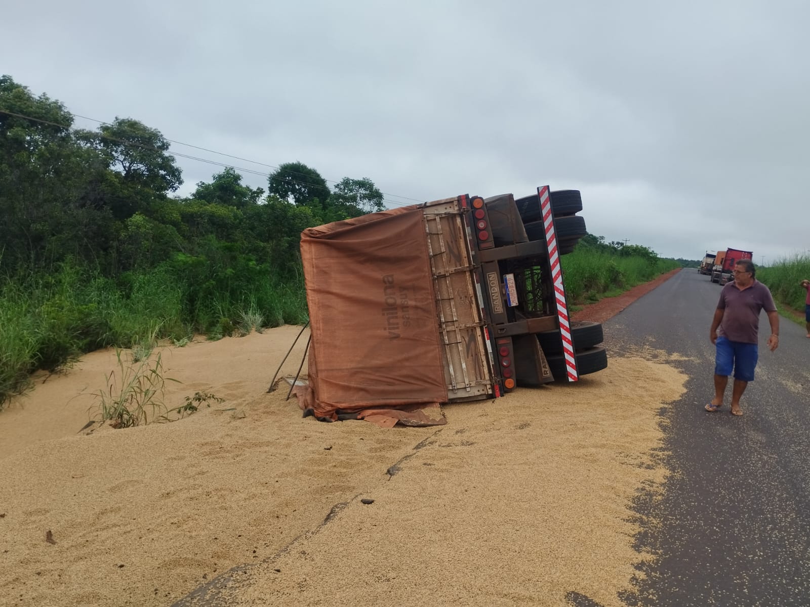 IMG-20240411-WA0193 Motorista de Monteiro sofre acidente com carreta de soja no Piauí