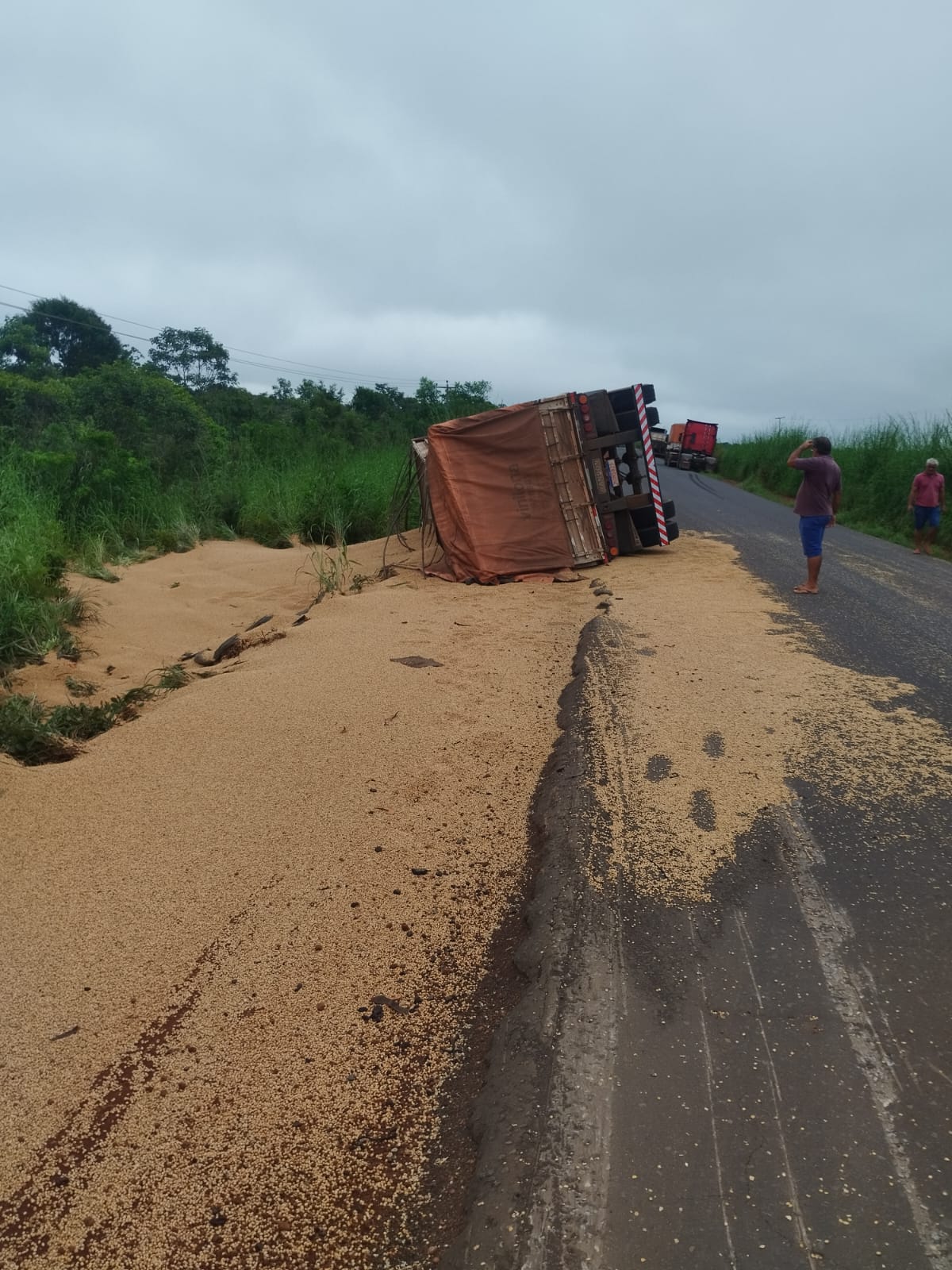 IMG-20240411-WA0196 Motorista de Monteiro sofre acidente com carreta de soja no Piauí