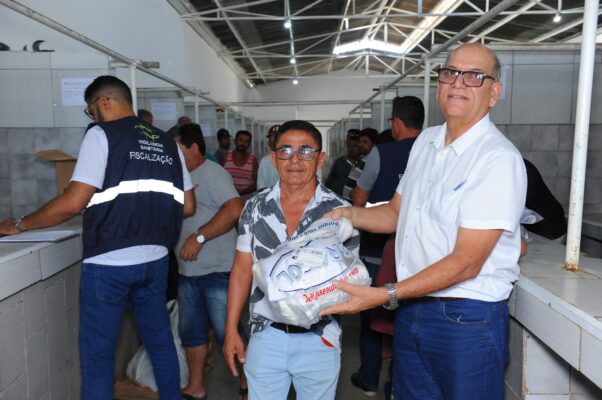 IMG-20240426-WA0010-602x400 Vigilância em Saúde entrega fardamentos e EPI 's para açougueiros no Açougue Público de Monteiro