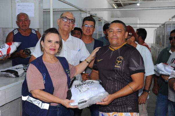IMG-20240426-WA0011-602x400 Vigilância em Saúde entrega fardamentos e EPI 's para açougueiros no Açougue Público de Monteiro