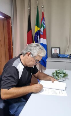 WhatsApp-Image-2024-04-02-at-06.27.46-247x400 Vereador Cajó Menezes retorna ao legislativo, após período na Secretaria Municipal de Administração de Monteiro.