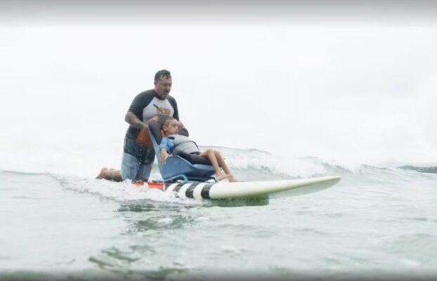 WhatsApp-Image-2024-04-14-at-08.06.24-622x400 Pais criam prancha de surfe adaptada para filho com paralisia se aventurar no mar: ‘Tudo pela felicidade dele’