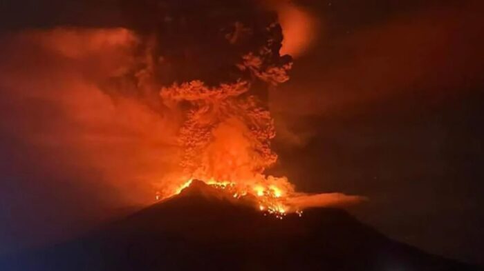 WhatsApp-Image-2024-04-18-at-06.38.59-700x393 Indonésia emite alerta de tsunami após erupção de vulcão que pode desabar no mar