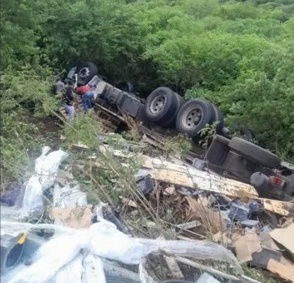 WhatsApp-Image-2024-04-22-at-12.16.26 Homem morre após perder controle da direção e capotar caminhão na Serra do Teixeira