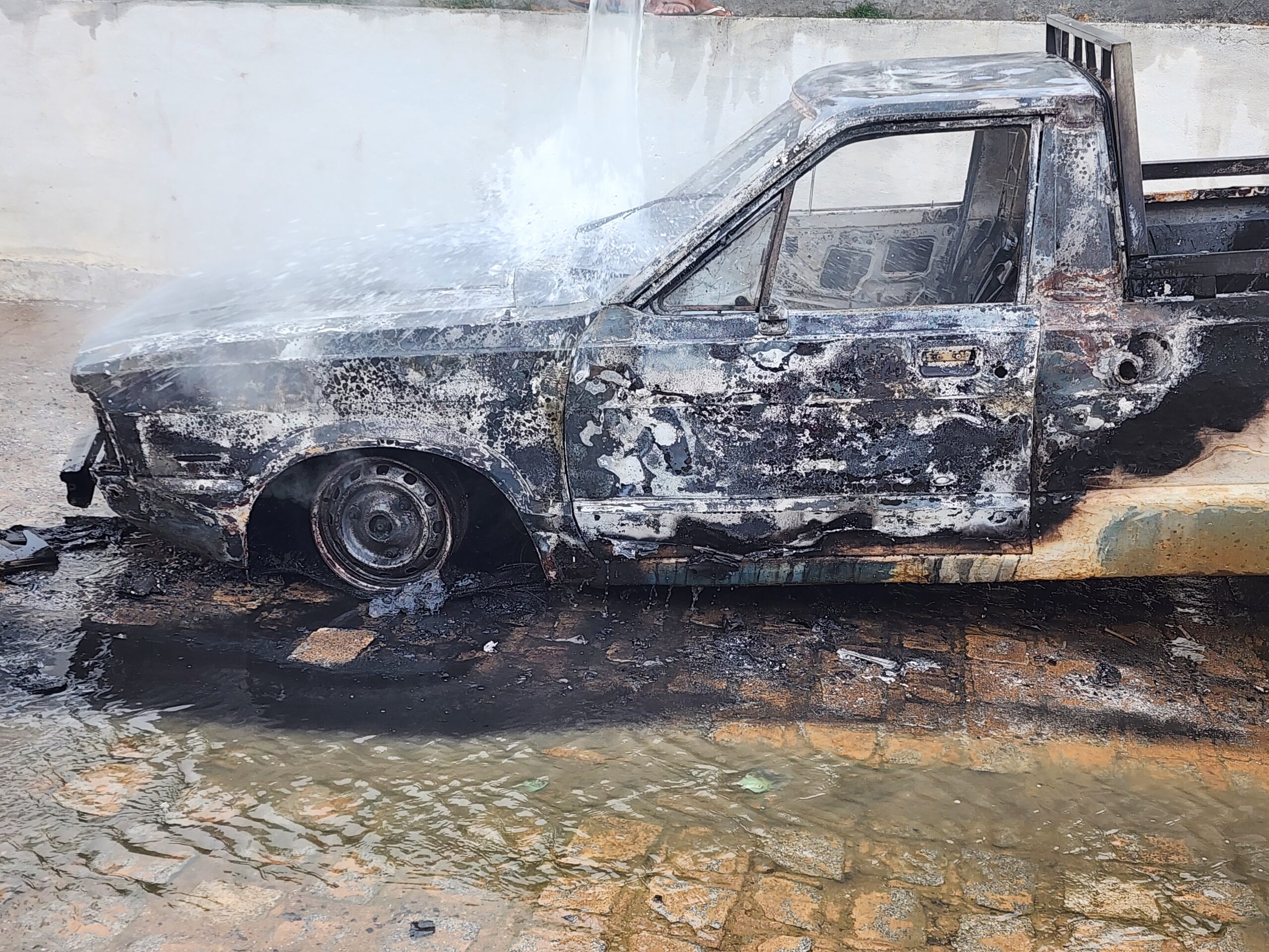 20240519_091715-scaled Incêndio destrói veículo em Monteiro, mas ninguém fica ferido